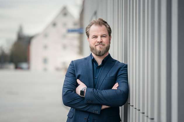 Dominik Scharnagl, CEO & CTO, Traeger: Die Fabrik der Zukunft ist kabellos vernetzt – zumindest dort, wo Flexibilität und Skalierbarkeit entscheidend sind. Während WLAN in vielen Fällen ausreicht, bieten private 5G-Netze Vorteile bei Reichweite und Datenmengen. In der Praxis gilt es jedoch, bauliche Hindernisse, Störquellen und den Bedarf an redundanten Lösungen im Blick zu behalten. Ideal eignen sich Wireless-Anwendungen für nicht-zeitkritische Daten im Edge- und Cloud-Umfeld sowie für mobile Robotik oder das Echtzeit-Tracking von Assets und Werkstücken. Mit stabileren Standards, Verschlüsselung und integrierten Wireless-Lösungen in IPCs, SPSen, Komponenten und Robotik kann Wireless die digitale Transformation beschleunigen, Kabelkosten sparen und Innovation in der Smart Factory vorantreiben.