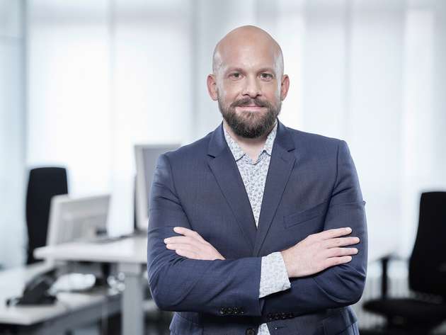 Daniel Mai, Director Industrial Wireless Connectivity, Siemens: Siemens präsentiert zur SPS 2025 seine erweiterten Private 5G-Lösungen, die 2025 für größere Industrieareale ausgebaut wurden und nun bis zu 24 Funkeinheiten mit je 5.000 m2 Abdeckung unterstützen. Der neue kompakte 5G-Router Scalance MUB852-1 ermöglicht die nahtlose Integration in die Totally Integrated Automation (TIA) Landschaft. Ergänzt wird das Portfolio durch die bewährten Scalance-W-Serie für Industrial WLAN mit Wi-Fi-6-Standard und den industrietauglichen 5G-Routern Scalance MUM853-1 und MUM856-1. Private 5G-Netzwerke bieten deterministische Kommunikation und höchste Zuverlässigkeit für autonome mobile Roboter, fahrerlose Transportsysteme und Augmented Reality-Anwendungen. Zudem ermöglichen Sie die einfache Digitalisierung von Bestandsanlagen, um zum Beispiel KI- und datengestützte Entscheidungen zu ermöglichen.