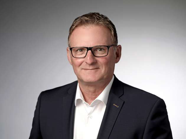 Andreas Schenk, Division Manager Leantec, Steute Technologies: Unser Funk-Portfolio umfasst sowohl Funkschaltgeräte für die kabellose Punkt-zu-Punkt-Kommunikation als auch komplette Funknetzwerke, die zum Beispiel als automatisierte Materialabrufsysteme für Montagelinien eingesetzt werden. Wir kommen mit zwei Neuheiten zur Messe: eine neue Funkfußschalterbaureihe mit einem neuen, im eigenen Haus entwickelten Funksystem auf Bluetooth LE-Basis, und kompakte Induktivsensoren, die ihren Schaltpunkt automatisch und dynamisch an das Umfeld anpassen können. Für beide Funktechnologien – Punkt-zu-Punkt und lokale Netzwerke – sehen wir kontinuierlich steigenden Bedarf. Die Vorteile wie zum Beispiel vereinfachte Montage und höhere Flexibilität sind offensichtlich, auch in kritischen Anwendungen. Funk hat sich in der industriellen Produktion etabliert und wird sich weiter durchsetzen. Die SPS zeigt den aktuellen Entwicklungsstand.