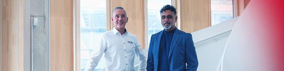 teffen Winkler, Vertriebsleitung der Business Unit Automation & Electrification Solutions bei Bosch Rexroth (links), und Jash Bansidhar, Leiter IoT Automation bei Advantech (rechts), freuen sich auf die Zusammenarbeit.