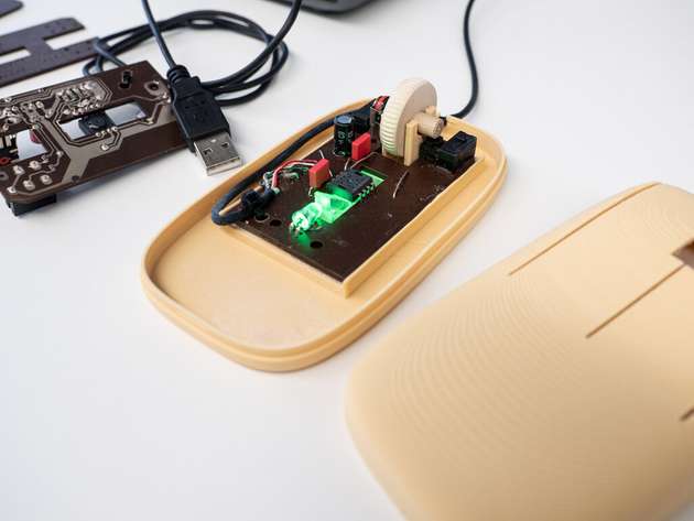 Bei dieser Computermaus besteht nicht nur das Gehäuse aus bioabbaubarem Material, sondern auch die Leiterplatte.