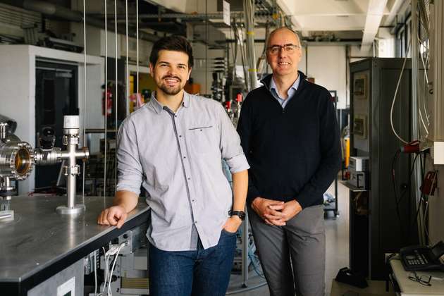 Jonas Thiel (links) und Achim von Keudell (rechts) optimieren die Tornado-Plasma-Technik für verschiedene Anwendungen.