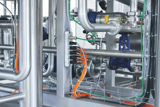 Der feldtaugliche IO-Link-Master sammelt die Sensordaten dezentral ein und übermittelt Sie gebündelt an die Steuerung. 