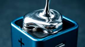 Das neue Schmelzbeschichtungsverfahren des RWTH Aachen ermöglicht die kontrollierte Applikation flüssigen Lithiums auf Substratfolien zur Herstellung ultradünner Lithium-Metall-Anoden.