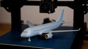 Im Forschungsprojekt TIRIKA entwickeln Partner der U Bremen Research Alliance neue Verfahren, um 3D-gedruckte Titanbauteile für die Luftfahrt leichter, belastbarer und ressourcenschonender herzustellen – ein Beitrag zu mehr Nachhaltigkeit und Effizienz im Leichtbau.