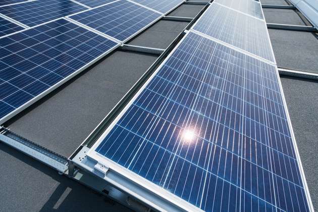 Um einen Brand zu vermieden, müssen die Sonnenkollektoren auf einem Firmengebäude korrekt unter bestimmten Sicherheitsaspekten installiert werden.