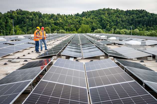 Ingenieure, die an der Wartung und Prüfung von Solarmodulen arbeiten.