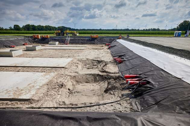 Jeden Kilometer befindet sich eine Muffengrube. Über die Muffengruben werden die Stromkabel in die Leerrohre verlegt.