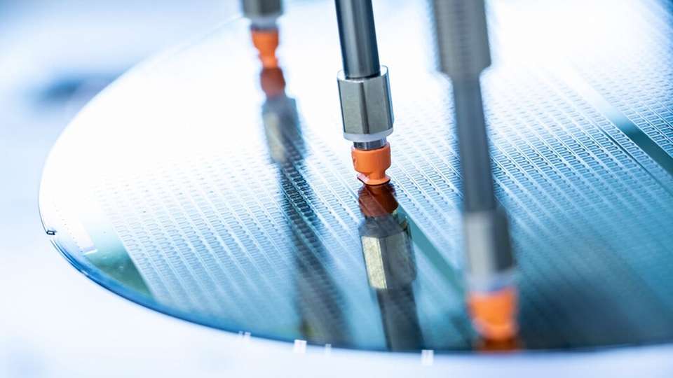 Der widerstandsfähige Werkstoff HT1-ESD eignet sich dank seiner ESD-Kompatibilität für Sauggreifer, die empfindliche Elektronik-Komponenten handhaben.