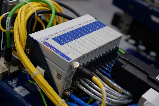 Das Mini-Kompaktventil SCTMi lässt sich an eine externe Vakuumquelle anschließen und verfügt schon im Standard über ein integriertes Power-Abblasen.