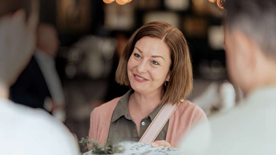 „Ein strategischer Schachzug für die Energieverteilung“ Anna-Katharina Deiters ist seit 2011 bei ABB und Expertin für Leistungsschalter und Energieverteilungen ab 1.000 A.