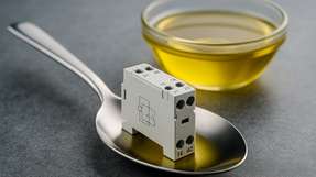 Das neue Koppelrelais mit biobasiertem Kunststoffgehäuse besteht zu 70 Prozent aus Material, das aus gebrauchten Speiseölen gewonnen wird. Entwickelt in Zusammenarbeit von Siemens Smart Infrastructure und Envalior.