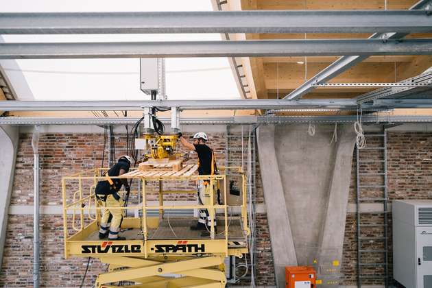 Montagearbeiten an der Lade- und Gebäudetechnik im Busdepot Gaisburg: Die Anlage ist für bis zu 100 Ladepunkte vorbereitet.