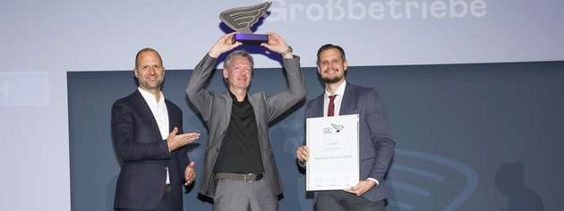 Bachmann Electronic wurde bei „Austria’s Leading Companies“ 2025 mit dem 1. Platz in der Kategorie Großbetriebe ausgezeichnet. Bachmann-Geschäftsführer Bernhard Zangerl (Mitte) nahm die Auszeichnung aus den Händen von Wirtschaftslandesrat Marco Tittler (links) sowie Nathaniel Heinritz, KSV1870-Niederlassungsleiter Feldkirch (rechts) entgegen.