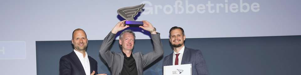 Bachmann Electronic wurde bei „Austria’s Leading Companies“ 2025 mit dem 1. Platz in der Kategorie Großbetriebe ausgezeichnet. Bachmann-Geschäftsführer Bernhard Zangerl (Mitte) nahm die Auszeichnung aus den Händen von Wirtschaftslandesrat Marco Tittler (links) sowie Nathaniel Heinritz, KSV1870-Niederlassungsleiter Feldkirch (rechts) entgegen.