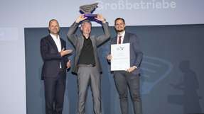 Bachmann Electronic wurde bei „Austria’s Leading Companies“ 2025 mit dem 1. Platz in der Kategorie Großbetriebe ausgezeichnet. Bachmann-Geschäftsführer Bernhard Zangerl (Mitte) nahm die Auszeichnung aus den Händen von Wirtschaftslandesrat Marco Tittler (links) sowie Nathaniel Heinritz, KSV1870-Niederlassungsleiter Feldkirch (rechts) entgegen.