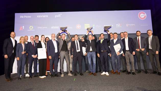 Bachmann Electronic belegte bei „Austria’s Leading Companies“ den 1. Platz in der Kategorie Großbetriebe. Bernhard Zangerl (vorne, 6. von links) nahm die Auszeichnung für den Feldkircher Automatisierungshersteller entgegen.