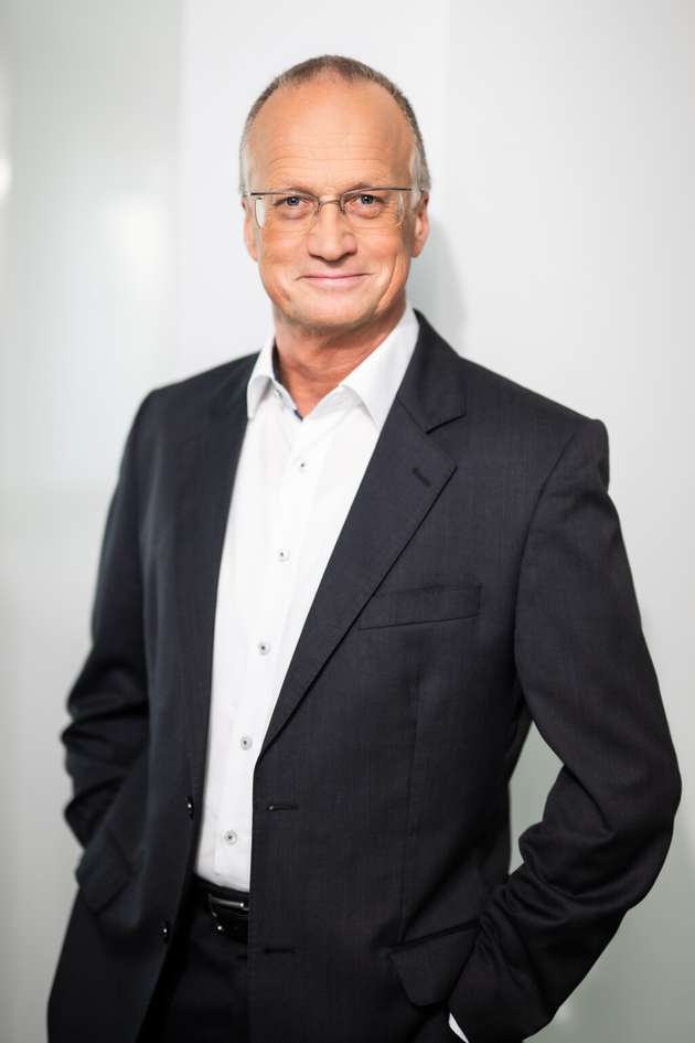 Tom Oelsner, Chief Digital Officer GEA Group: Die Prozessindustrie erlebt eine tiefgreifende digitale Transformation, welche GEA aktiv mitgestaltet. Unsere Kunden nennen uns die Steigerung von Verfügbarkeit, Produktivität und Nachhaltigkeit als primäre Ziele der Digitalisierung ihrer Produktion. Hierzu positioniert sich GEA als Lösungsanbieter. Wir vereinen die Daten von digitalen Zwillingen, IIoT-Cloud-Daten sowie das Wissen aus unseren Entwicklungs- und Serviceabteilungen um unterstützende KI-Systeme wie den GEA Copilot zu befähigen, Insights der Produktion nicht nur zu analysieren, sondern unseren Kunden konkrete Handlungsempfehlungen zu geben. Darüber hinaus ermöglichen digitale Lösungen der GEA-OptiPartner-Familie bereits heute Prozessschritte vollautonom per KI zu steuern.