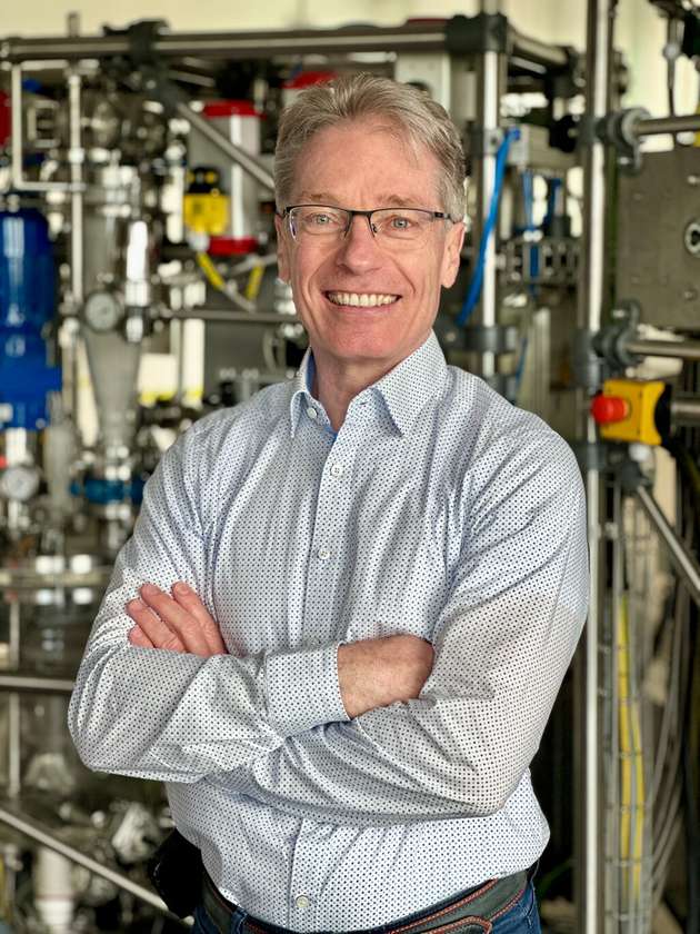 Dr. Jürgen Spitzer, Vice President Strategy and Technology & Innovation Process Automation, Siemens: Die Prozessindustrie erlebt eine fundamentale Transformation. Während viele Unternehmen erste KI-Anwendungen einsetzen, steht die vollständige Anlagendigitalisierung noch am Anfang. Die Zukunft gehört jedoch selbstlernenden beziehungsweise autonomen Anlagen mit dynamisch anpassbaren Workflows. Siemens begleitet diesen Wandel als etablierter Partner der Industrie mit integrierten Lösungen: software-definierte Anlagen-Automatisierung, Digitale Zwillinge und industrielle KI. Entscheidend für Prozessunternehmen ist dabei die durchgängige Vernetzung von Engineering, Betrieb und Services. Diese konvergente Strategie überführt traditionelle Automatisierung in adaptive, datengetriebene Systeme und erschließt neue Wertschöpfungspotenziale.