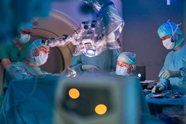 Ein Team der Klinik und Poliklinik für Neurochirurgie des TUM Klinikums um Prof. Bernhard Meyer hat in einer fünfstündigen Operation einem Patienten mit Querschnittslähmung eine Hirn-Computer-Schnittstelle eingesetzt.