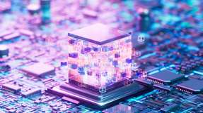 Anstelle starrer Regeln analysiert Agentic AI komplexe Situationen auf Basis aktueller Daten und erkennt Muster, die auf mögliche Abweichungen hinweisen.