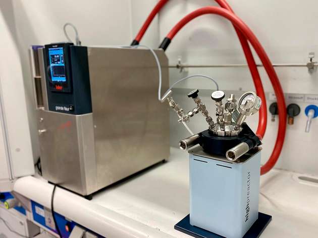 Mit dem Laboraufbau lassen sich die in der Kaverne eingesetzten Materialien untersuchen, beispielsweise Metalle oder Dichtungsstoffe. Spurengasanalytik ermittelt, ob der Wasserstoff auch nach der Speicherung den hohen Qualitätsanforderungen für Brennstoffzellen-Mobilität entspricht.