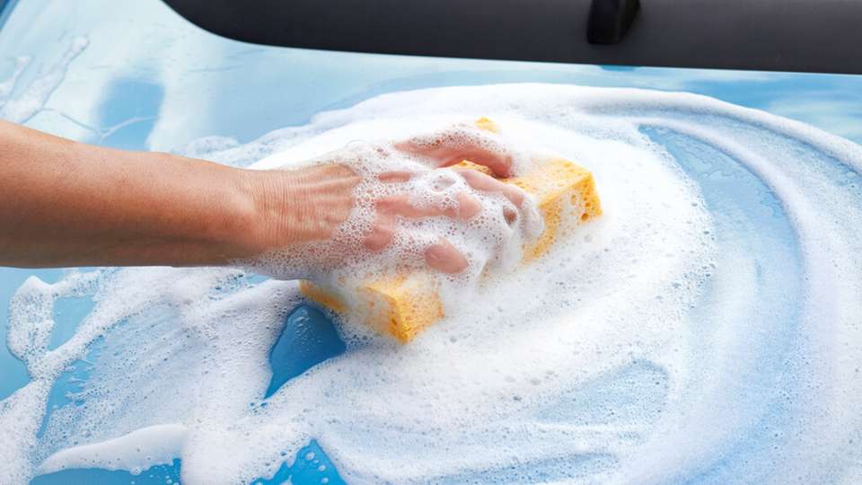 Antimikrobielle Oberflächen hemmen das Wachstum von Mikroorganismen wie Bakterien, Pilzen oder Algen. Durch spezielle Beschichtungen mit Silber-Ionen oder physikalisch wirkende Materialien lassen sich Keime auf Eingabesystemen effektiv reduzieren.