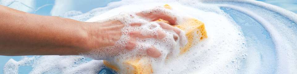 Antimikrobielle Oberflächen hemmen das Wachstum von Mikroorganismen wie Bakterien, Pilzen oder Algen. Durch spezielle Beschichtungen mit Silber-Ionen oder physikalisch wirkende Materialien lassen sich Keime auf Eingabesystemen effektiv reduzieren.