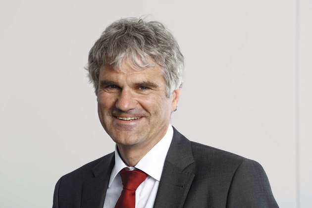 Benedikt Rauscher, Manager External Collaboration, Pepperl+Fuchs: Eine essentielle Voraussetzung ist eine leistungsfähige Vernetzung der Komponenten. Mit Ethernet APL steht eine Technologie zur Verfügung, die Ethernet-Kommunikation von prozesstechnischen Anlagen ermöglicht und so den in der IT bewährten Protokollen und darauf basierenden Anwendungen den Weg auch in kritische OT-Bereiche ebnet. Ethernet APL ist damit auf dem Weg, ein Gamechanger für Wertschöpfungspotentiale zu werden. Pepperl+Fuchs hat zur Entwicklung von Ethernet APL beigetragen und bietet mit den APL Switches ARSxx eine Schlüsselkomponente für die neue Technologie an. Die Switches stellen bis zu 24 eigensichere Ethernet APL Ports bereit, an welche neben APL-Komponenten auch bereits existierende Profibus PA Feldgeräte mit Verkabelung angeschlossen werden können.