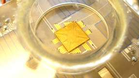 Der MAGIC-Quantenprozessor von eleQtron verwendet Mikrowellen, was zu weniger Kühlung und geringerem Stromverbrauch führt.