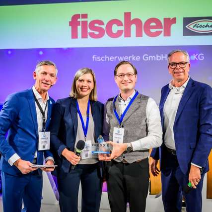 Die Sieger der Unternehmensgruppe Fischer nehmen ihren FREDDIE – Der Industrial AI Award entgegen