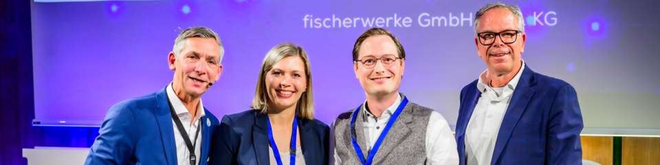 Die Sieger der Unternehmensgruppe Fischer nehmen ihren FREDDIE – Der Industrial AI Award entgegen