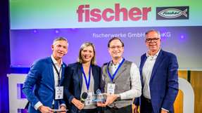 De Sieger der Fischer-Unternehmensgruppe nehmen ihren FREDDIE – Der Industrial AI Award entgegen