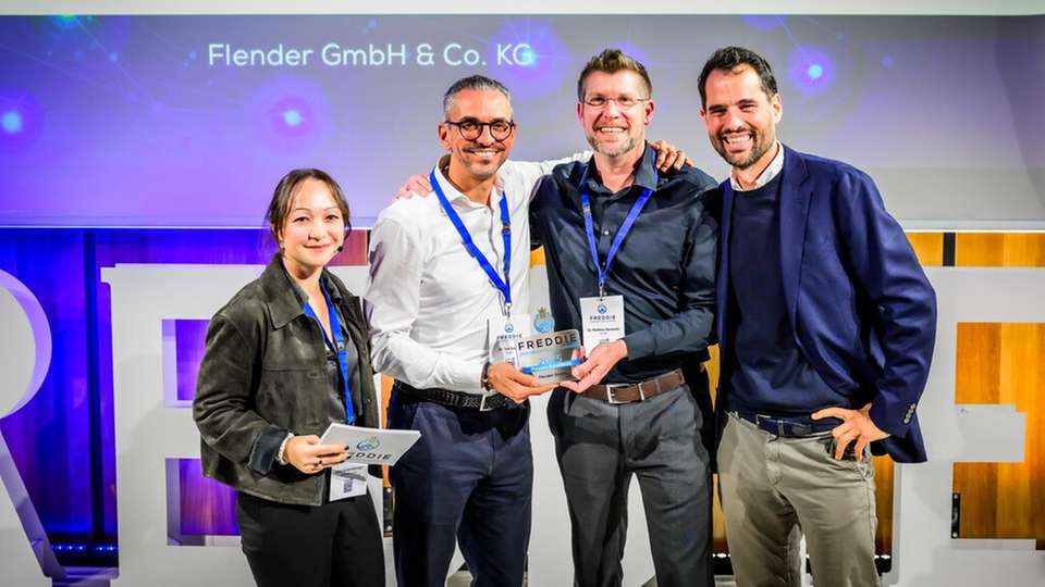 Flender gewinnt in der Kategorie „Process Excellence“ Die Sieger von Flender nehmen ihren FREDDIE – Der Industrial AI Award entgegen.