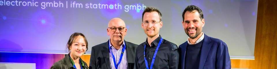 Die Sieger von Ifm nehmen ihren FREDDIE – Der Industrial AI Award  entgegen.