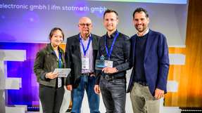 Die Sieger von ifm nehmen ihren FREDDIE – Der Industrial AI Award  entgegen.