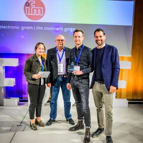 Die Sieger von Ifm nehmen ihren FREDDIE – Der Industrial AI Award  entgegen.