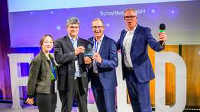Die Sieger von Schaltbau nehmen ihren FREDDIE – Der Industrial AI Award entgegen.