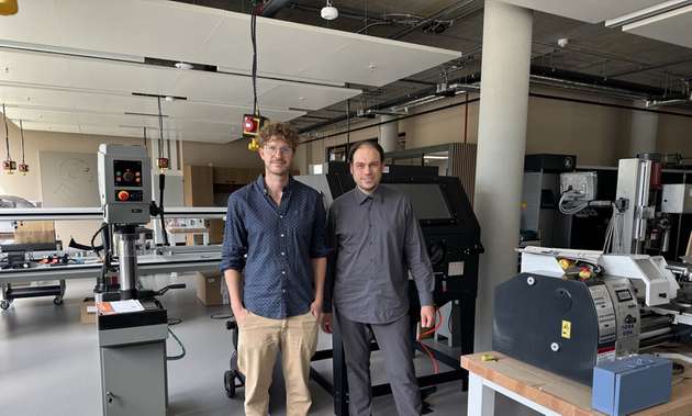 Die Projektverantwortlichen Robert Wingendorf (links) und Olaf Koeppen (rechts) von der WISTA Management GmbH berichten von ihren Erfahrungen rund um die Entstehung des ST3AM-Makerspace im Technologiepark Adlershof und der Zusammenarbeit mit Conrad Electronic.