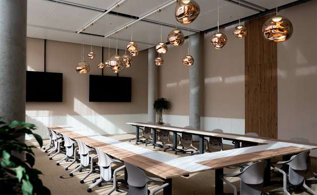 Moderne Arbeitswelten verbinden Design, Funktionalität und technische Präzision für produktive Entwicklungsräume.