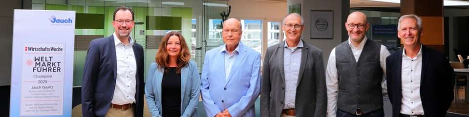 Wissenschaft trifft Wirtschaft: Die Jauch-Geschäftsleitung mit Prof. Dr. Ulrike Salat und Prof. Dr. Christoph Reich von der Hochschule Furtwangen University beim Austausch über zukünftige Kooperationen.