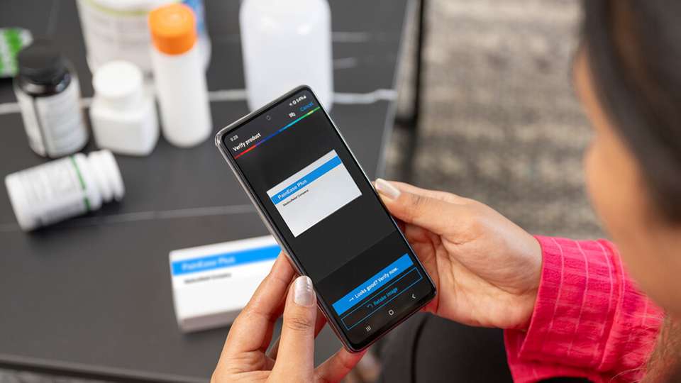 Die Verpackung wird per Smartphone-App erfasst und analysiert. 
