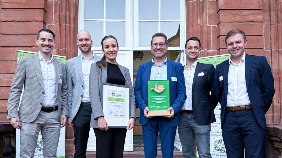 Nahmen den Preis in Mettlach bei Villeroy & Boch entgegen: Johann Vetter (Leiter des Nachhaltigkeitsmanagements der Netzsch-Gruppe), Nina Schwalm (Sustainability Manager), Kevin Perseis (Team Lead Quality Processes), Jakob Bartinger (Head of Engineering Services), Josef Baumann (Head of Technical Infrastructure / Building and Facility Manager), Sebastian Mair (Head of Metal Technology) und Richard Maier (Project Manager Strategic Projects).
