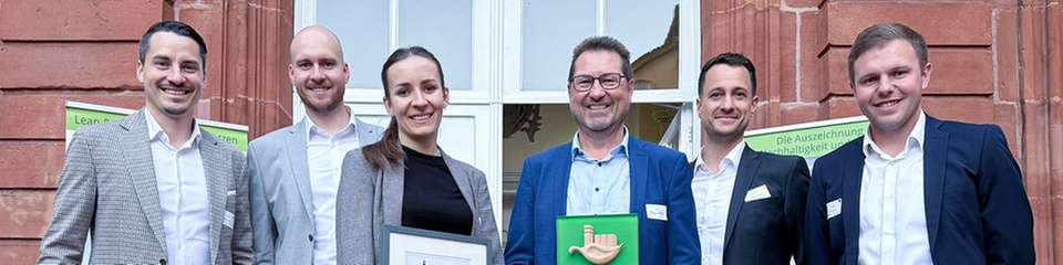Nahmen den Preis in Mettlach bei Villeroy & Boch entgegen: Johann Vetter (Leiter des Nachhaltigkeitsmanagements der Netzsch-Gruppe), Nina Schwalm (Sustainability Manager), Kevin Perseis (Team Lead Quality Processes), Jakob Bartinger (Head of Engineering Services), Josef Baumann (Head of Technical Infrastructure / Building and Facility Manager), Sebastian Mair (Head of Metal Technology) und Richard Maier (Project Manager Strategic Projects).