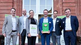 Nahmen den Preis in Mettlach bei Villeroy & Boch entgegen: Johann Vetter (Leiter des Nachhaltigkeitsmanagements der Netzsch-Gruppe), Nina Schwalm (Sustainability Manager), Kevin Perseis (Team Lead Quality Processes), Jakob Bartinger (Head of Engineering Services), Josef Baumann (Head of Technical Infrastructure / Building and Facility Manager), Sebastian Mair (Head of Metal Technology) und Richard Maier (Project Manager Strategic Projects).