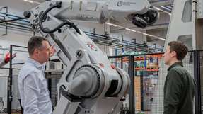 Betriebsleiter Clemens Ratajczak und Projektingenieur Léopold Hurst bei der technischen Begutachtung einer mehrachsigen Robotermechanik in der Fertigungshalle von Autonox in Willstätt