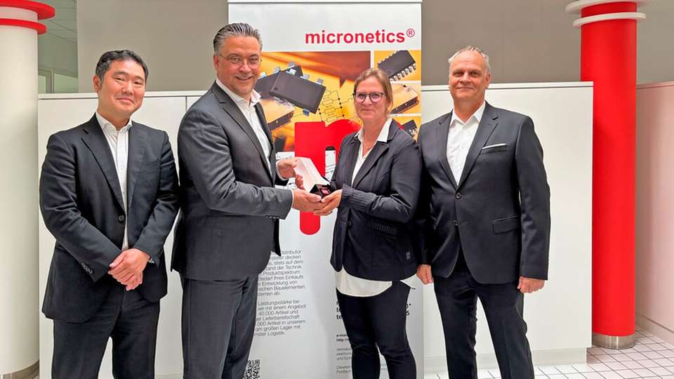 Micronetics und Rohm feiern ihre 30-jährige Partnerschaft: Angela Kleiter, CEO bei Micronetics, Wolfram Harnack, Präsident von Rohm Europa (zweite von links), Yoshihisa Taguchi, Senior Sales Director bei Rohm (links), und Oliver Edelmann, Distribution Sales Director bei Rohm.
