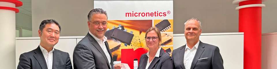 Micronetics und Rohm feiern ihre 30-jährige Partnerschaft: Angela Kleiter, CEO bei Micronetics, Wolfram Harnack, Präsident von Rohm Europa (zweite von links), Yoshihisa Taguchi, Senior Sales Director bei Rohm (links), und Oliver Edelmann, Distribution Sales Director bei Rohm.