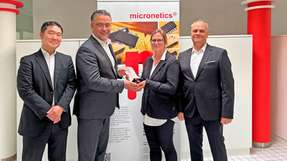 Micronetics und Rohm feiern ihre 30-jährige Partnerschaft: Angela Kleiter, CEO bei Micronetics, Wolfram Harnack, Präsident von Rohm Europa (zweite von links), Yoshihisa Taguchi, Senior Sales Director bei Rohm (links), und Oliver Edelmann, Distribution Sales Director bei Rohm.