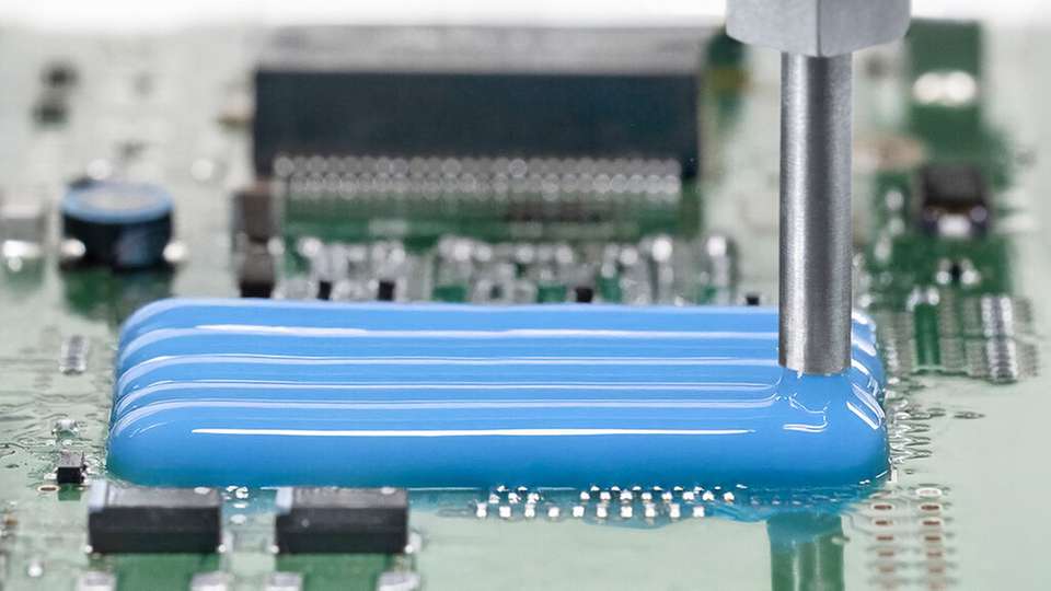 2K-Silikon-Klebstoff von Wevo unterstützt eine effiziente Produktion durch einstellbare Topfzeit und Härtung.